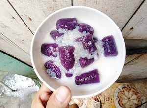 Hình của món Chè khoai dẻo sữa tươi.