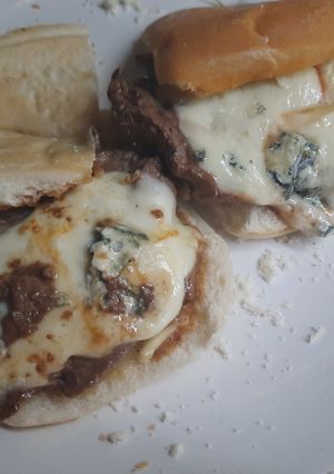 Una foto de Sandwichitos de carne con quesos