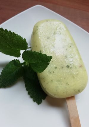 Una foto de Helado de piña con jengibre y toronjil