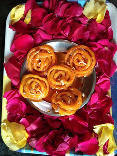 केसरिया जलेबी (Kesariya jalebi recipe in Hindi) रेसिपी मुख्य फोटो