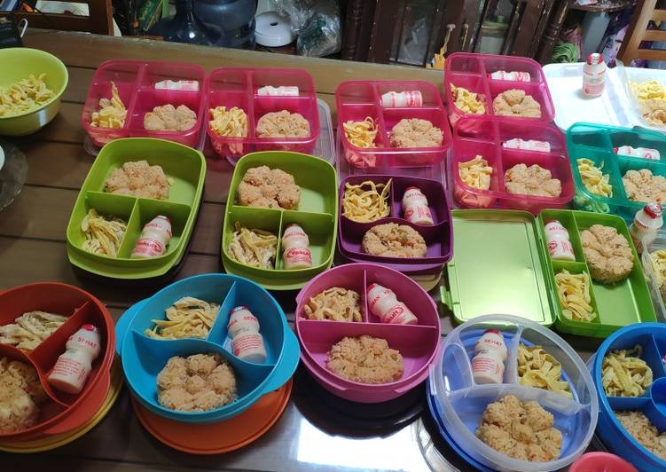 Langkah Mudah untuk Membuat Menu bekal anak: nasi tomat ayam, dadar telur, yakult yang Lezat