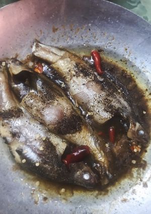 Hình của món Cá sát hoặc cá dứa kho lạc chấm rau sống.