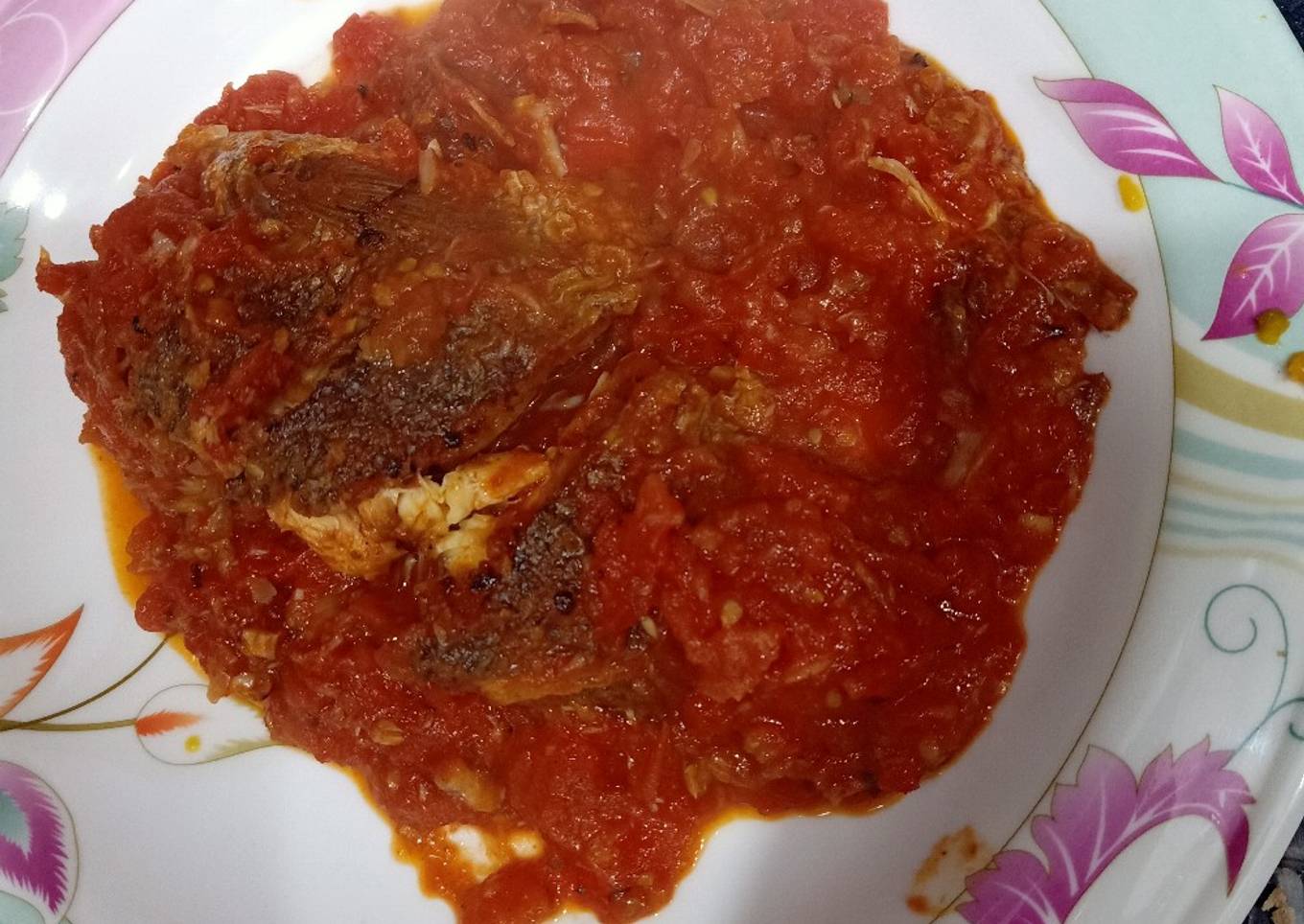 Red tomatoes chutney with fish