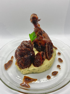 Una foto de Pollo al disco al verjous, salsa de soja y tomates secos con puré de limón