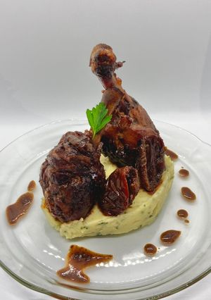 Una foto de Pollo al disco al verjous, salsa de soja y tomates secos con puré de limón