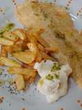 Merluza Romana y curry, chips y alioli