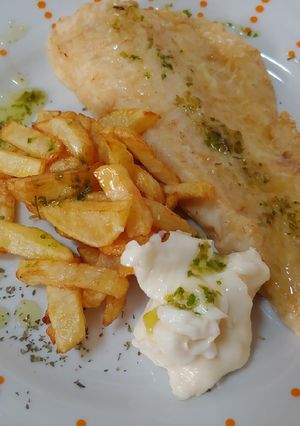 Una foto de Merluza Romana y curry, chips y alioli