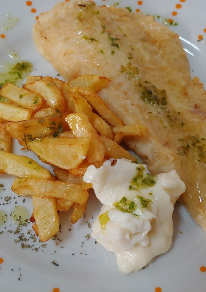 Una foto de Merluza Romana y curry, chips y alioli