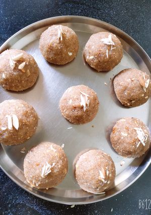 चूरमा का लड्डू (Churma ladoo recipe in Hindi) रेसिपी मुख्य फोटो