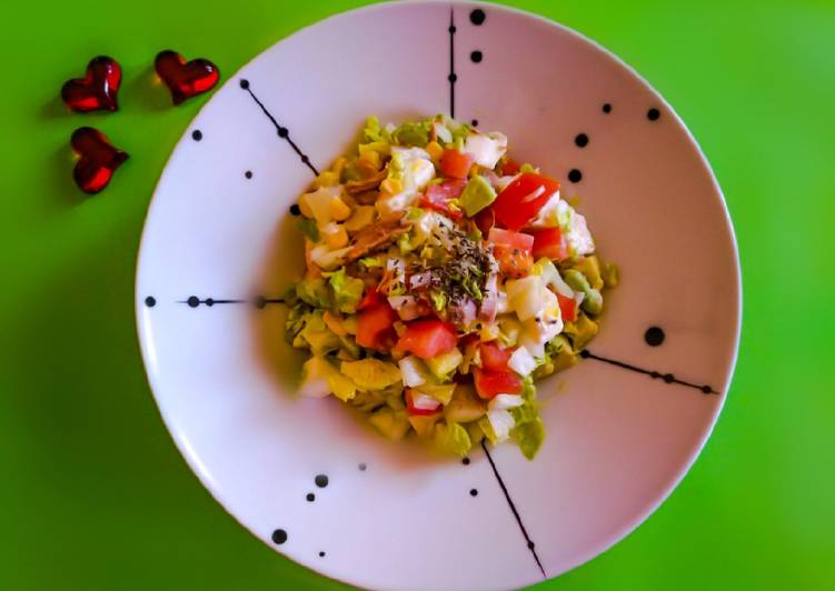 Ensalada ligera de lomos de caballa, aguacate y queso Burgos
