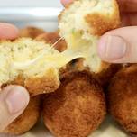 Bolas de patata rellenas de queso