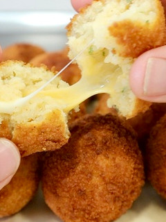 Una foto de Bolas de patata rellenas de queso