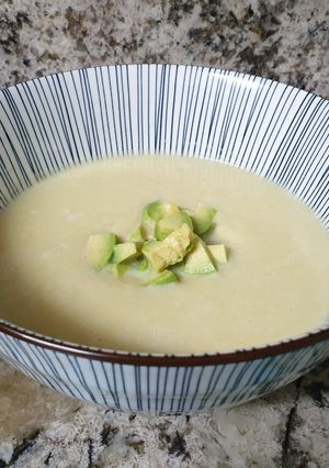 Una foto de Crema de puerros y manzanas