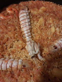 Una foto de Paella de marisco con arroz integral