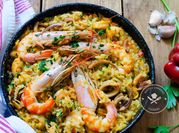 Una foto de paella al langostino