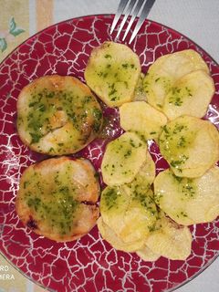 Una foto de Merluza a la plancha con patatas panaderas y salsa verde