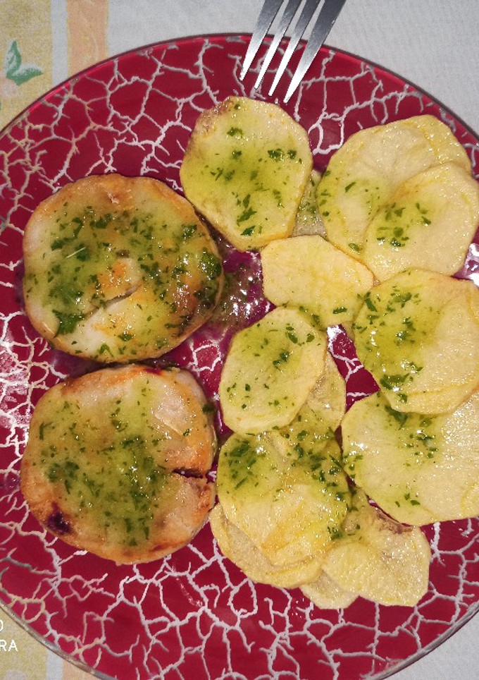 Una foto de Merluza a la plancha con patatas panaderas y salsa verde