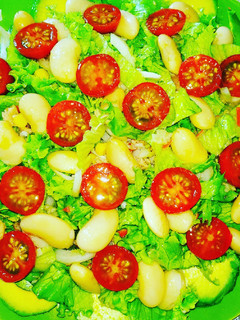 Una foto de Ensalada con alubias