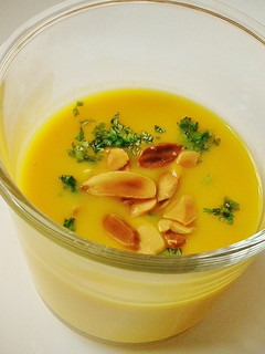 Una foto de Crema de calabaza con almendras