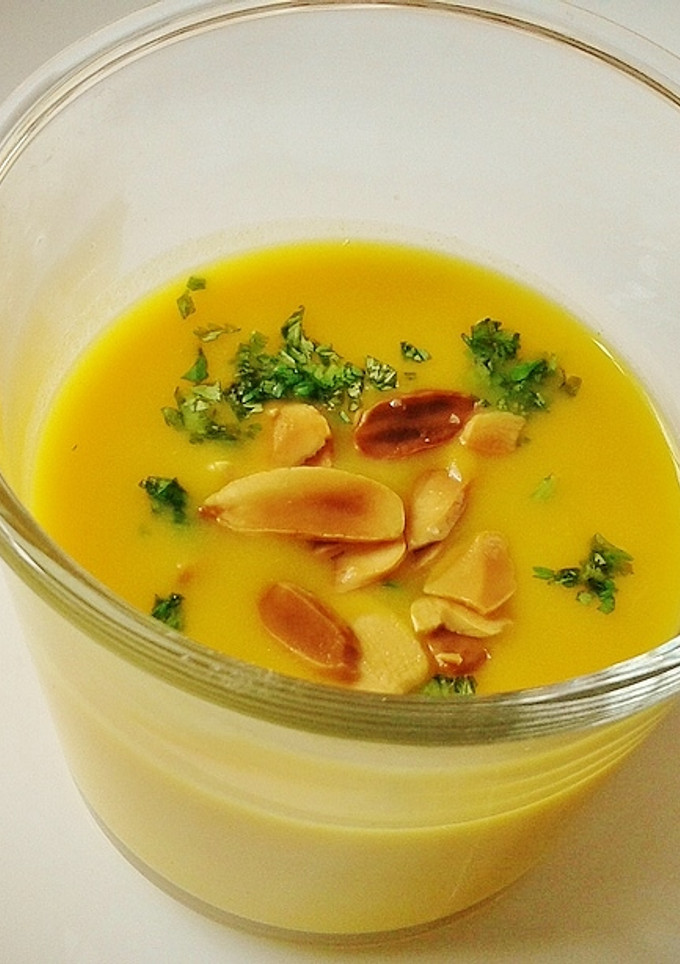 Una foto de Crema de calabaza con almendras