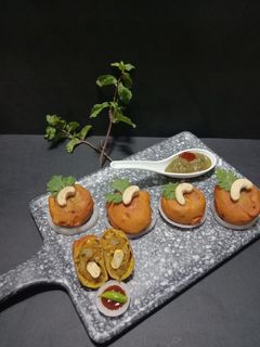 काजू स्टफ्फिंग बटाटा वडा (Kaju stuffing batata vada recipe in Hindi) रेसिपी मुख्य फोटो