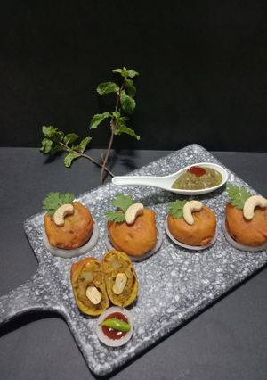 काजू स्टफ्फिंग बटाटा वडा (Kaju stuffing batata vada recipe in Hindi) रेसिपी मुख्य फोटो