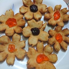 A picture of Flower 🌸 bun with jam.