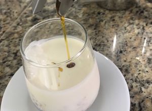 Una foto de Yogurt con granola y avena