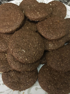 Una foto de Galletas integrales de avena y cacao crocantes