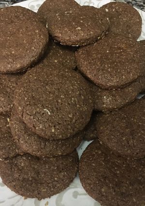 Una foto de Galletas integrales de avena y cacao crocantes