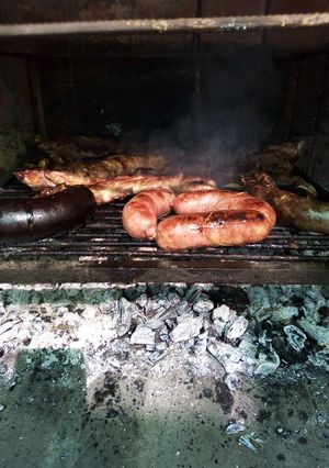 Una foto de Asado a la parrilla con una rica papas con mayonesa casera