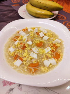 Una foto de Caldo de pollo con fideos, zanahoria, cebolla y huevo cocido