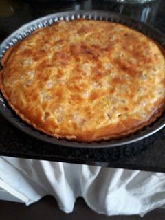 Una foto de Quiche de gambas cocidas y puerros