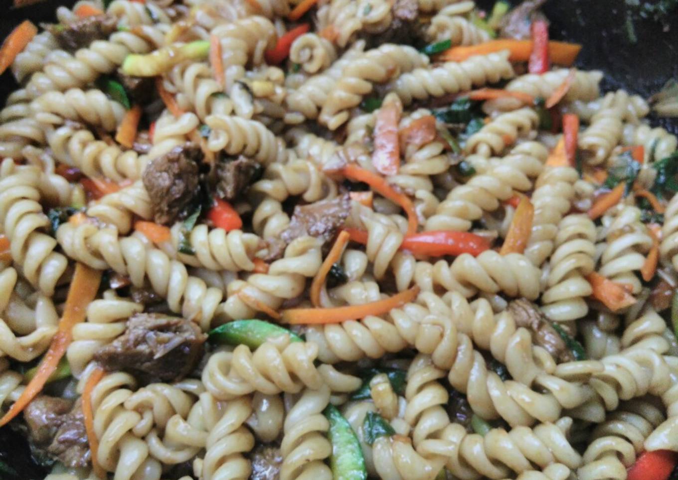 Salteado de pastas carne y verduras..🍆🍅🌽🍝