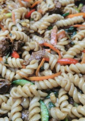 Una foto de Salteado de pastas carne y verduras..🍆🍅🌽🍝