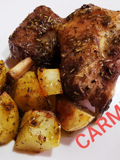 Una foto de Jarrete de cordero con patatas al horno