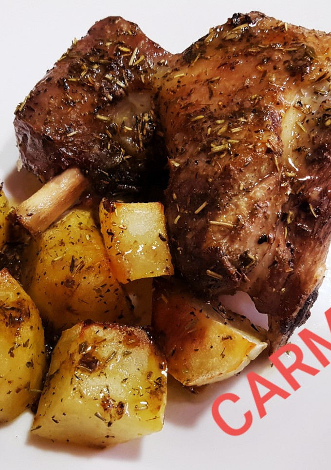 Una foto de Jarrete de cordero con patatas al horno