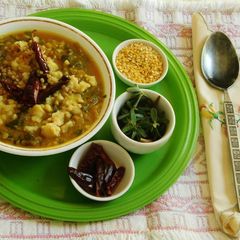 A picture of Pulicha keerai koottu (Paruppu keerai in Tamil, Kulfa Ka Saag in Hindi, Purslane in English).