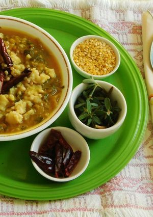 A picture of Pulicha keerai koottu (Paruppu keerai in Tamil, Kulfa Ka Saag in Hindi, Purslane in English).