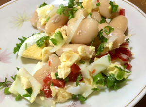 Una foto de Ensalada de porotos blancos