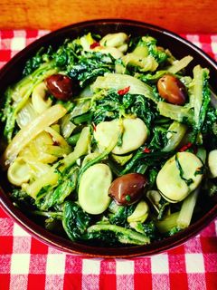 Foto di Fave e catalogna con olive leccino e peperoncino