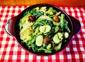 Foto di Fave e catalogna con olive leccino e peperoncino