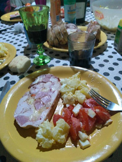 Una foto de Asado a la parrilla de pollo deshuesado relleno sin TAC al plomo