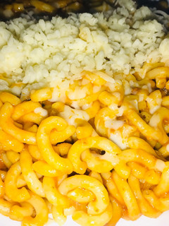 Una foto de Macarrones con champiñones y atún🍝