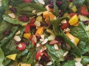 Una foto de ensalada con fresas