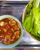 Rau sống chấm thịt sốt cà chua siêu nhanh gọn