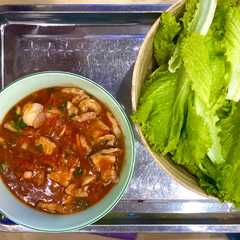 A picture of Rau sống chấm thịt sốt cà chua siêu nhanh gọn.