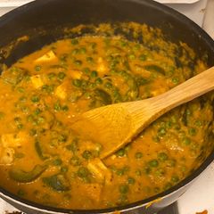 A picture of Matar paneer.