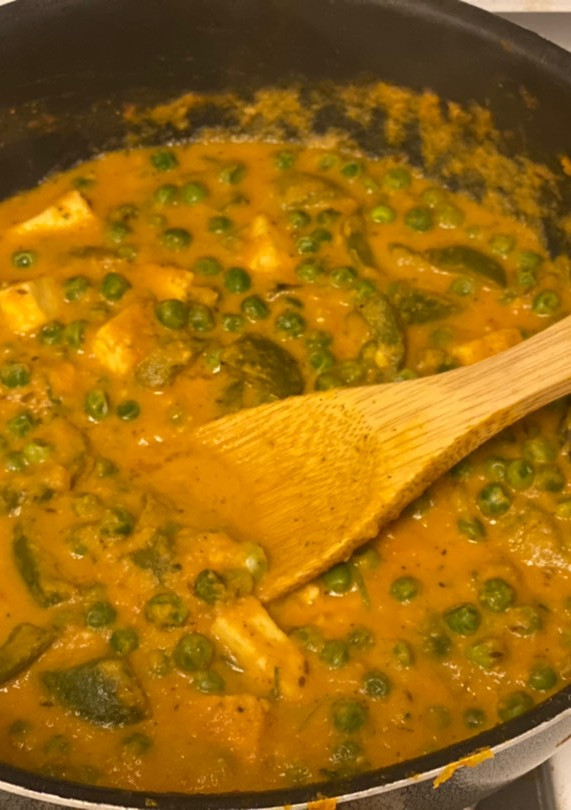 A picture of Matar paneer.