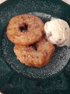 Una foto de Postre de rebozado de piña